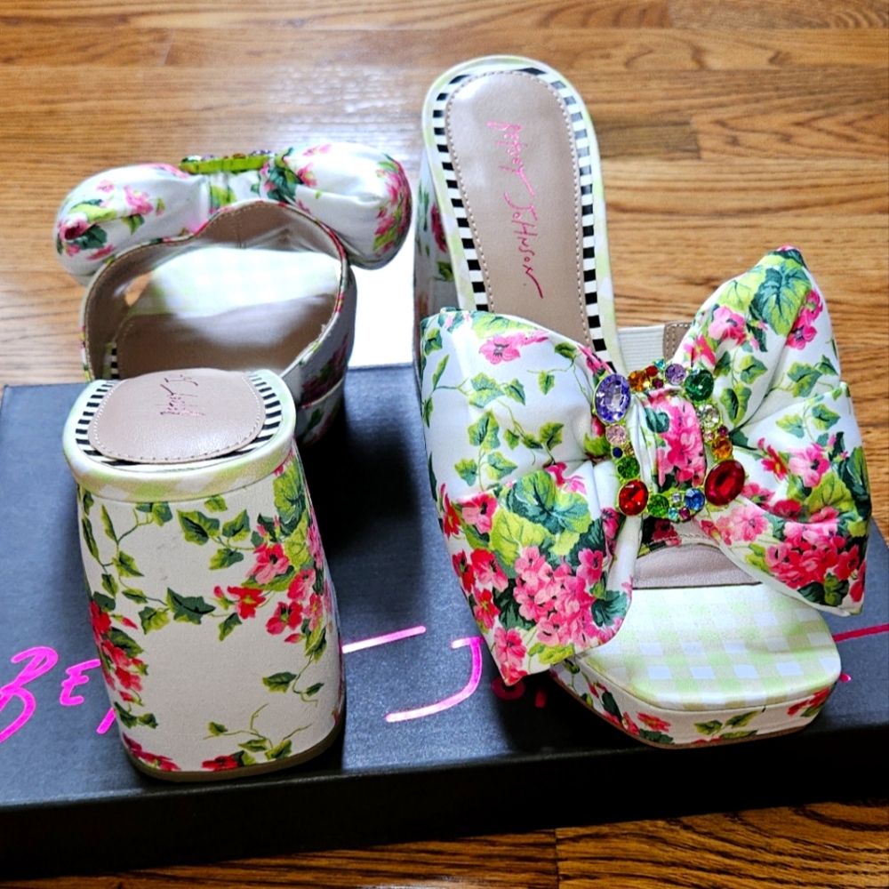 BETESY JOHNSON Platform, size 10; Color:  white/pink/green; 4 inch highheel shoe